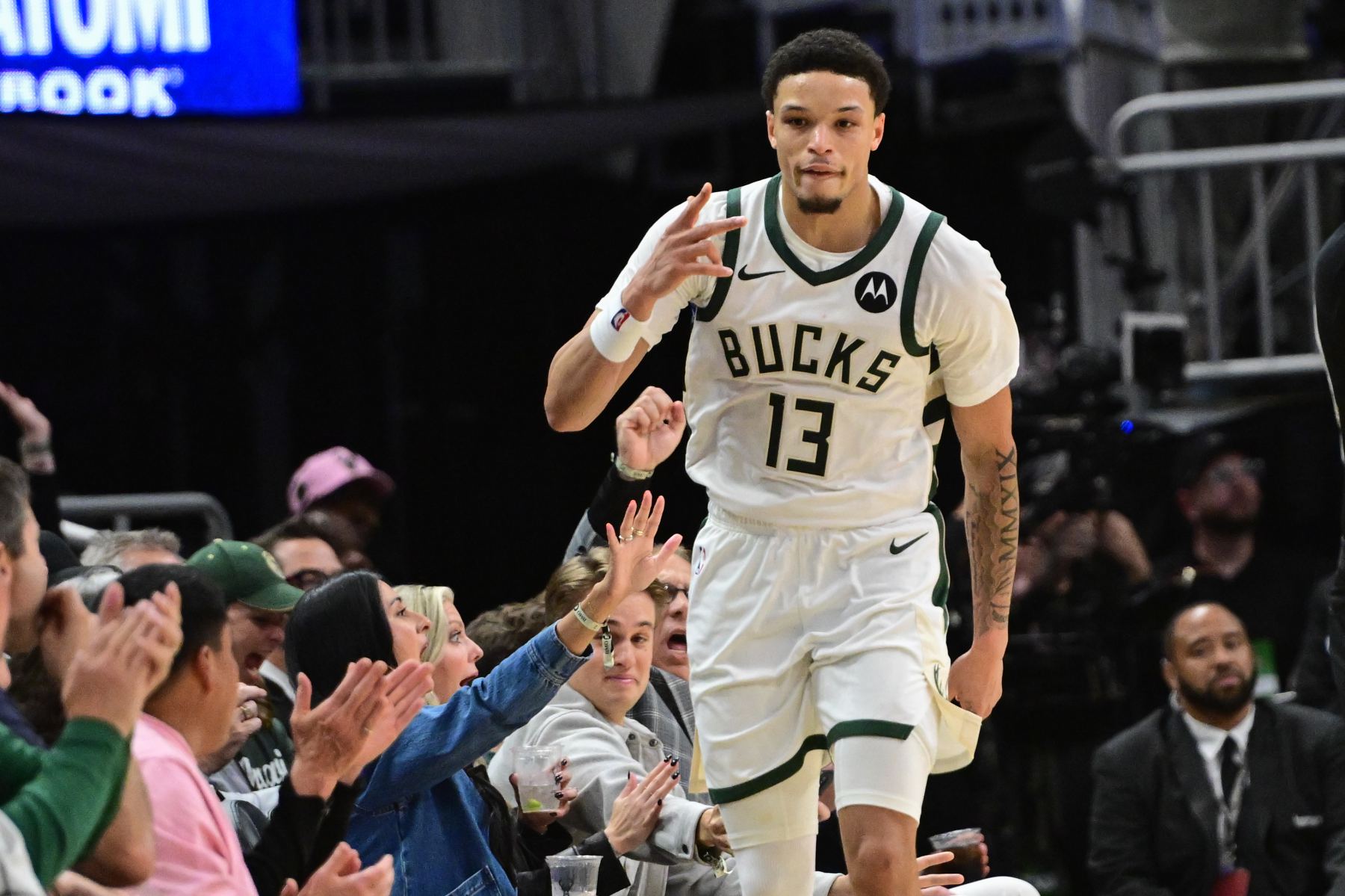 Try your best! Antetokounmpo is absent & Rollins scored 25 points on 10 of 15 shots and 5 rebounds