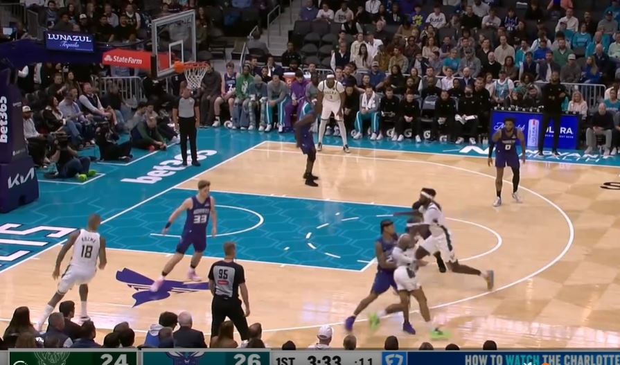 More flowers! No one scored in double figures for the Hornets at halftime & led the Bucks by 9 points
