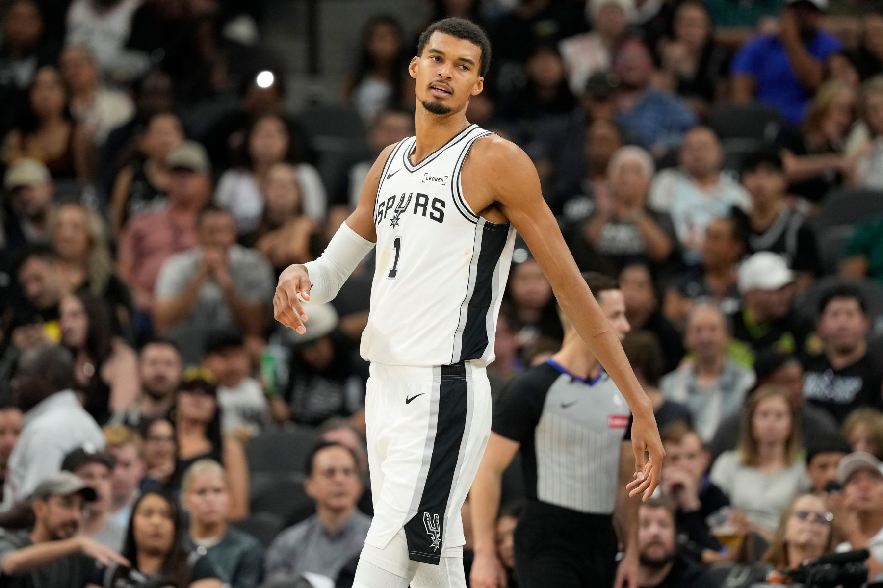 Bunyama contributed a triple-double and made 8 errors. The Spurs' 3-game winning streak was ended.