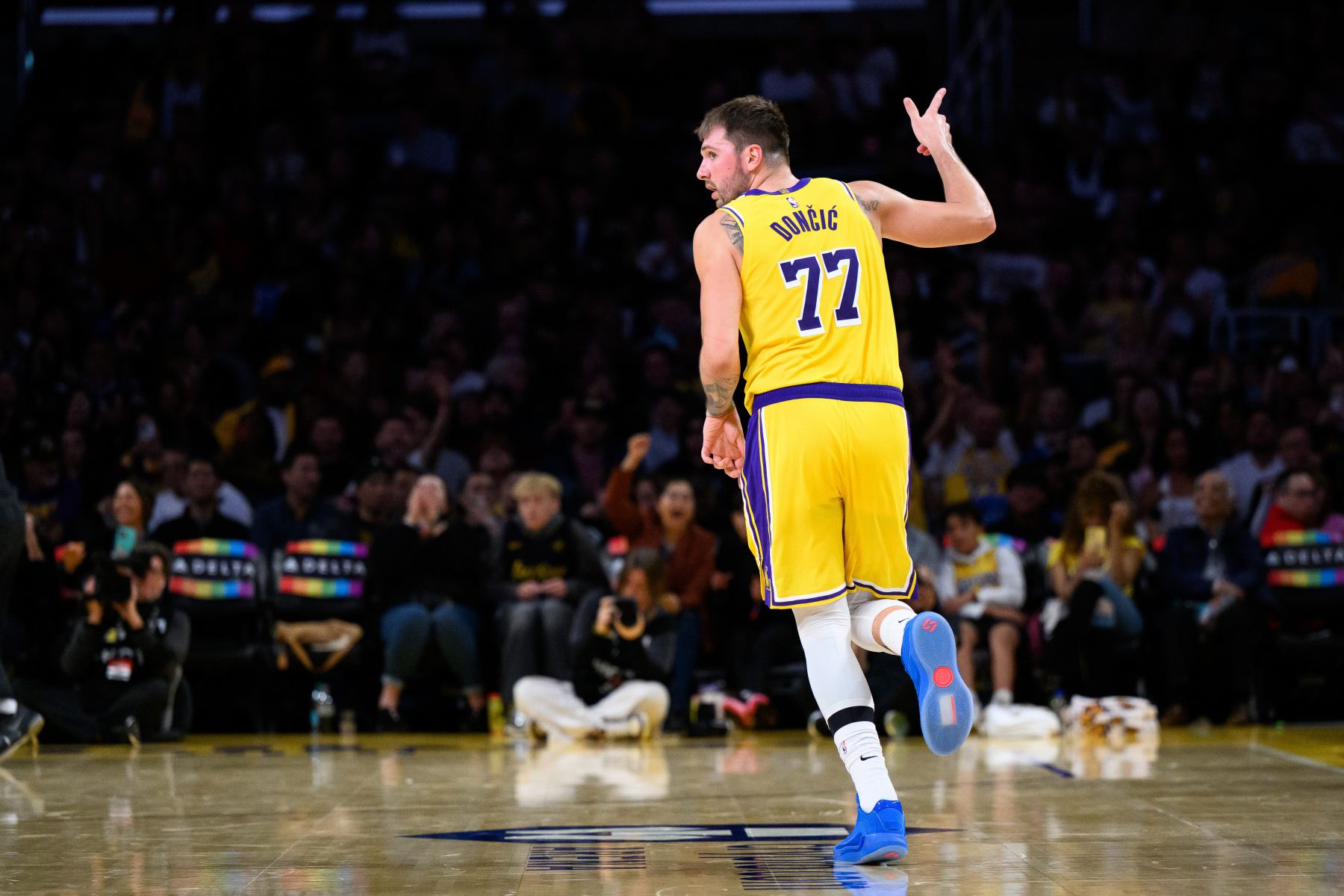 The attack was sluggish in the first quarter! The Lakers only scored 18 points on 2 of 7 three-pointers.